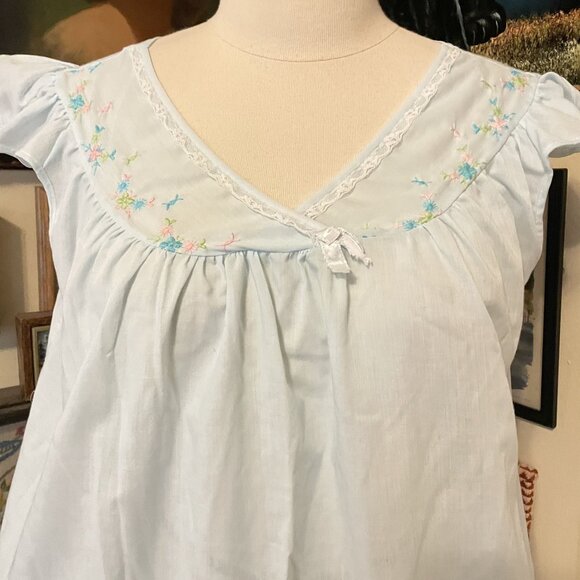 80s Vintage Light Blue Embroidered Nightgown with Lace Trim and Ruffle Sleeves L - Picture 2 of 5